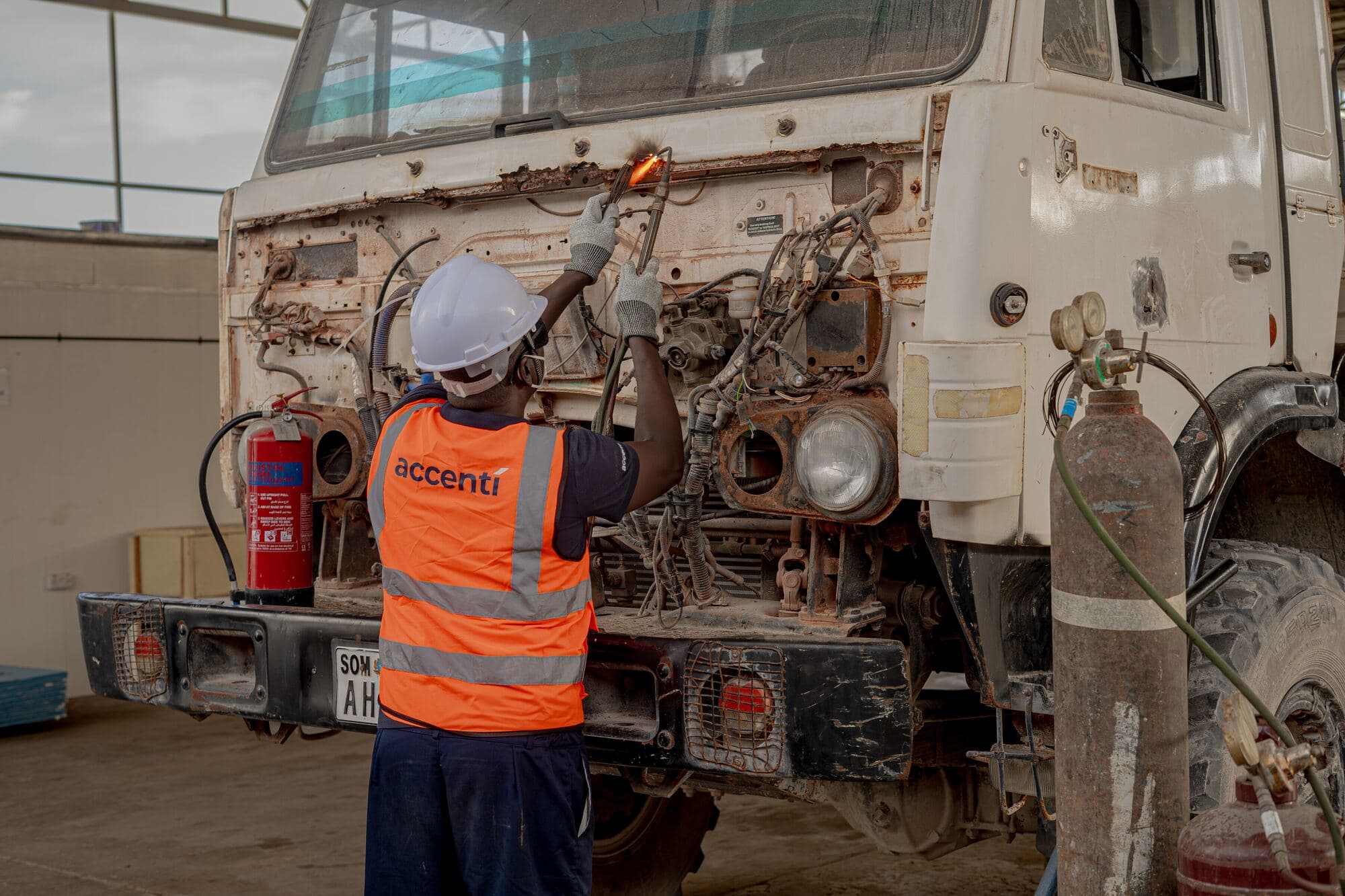 Accenti technician repairing a truck engine