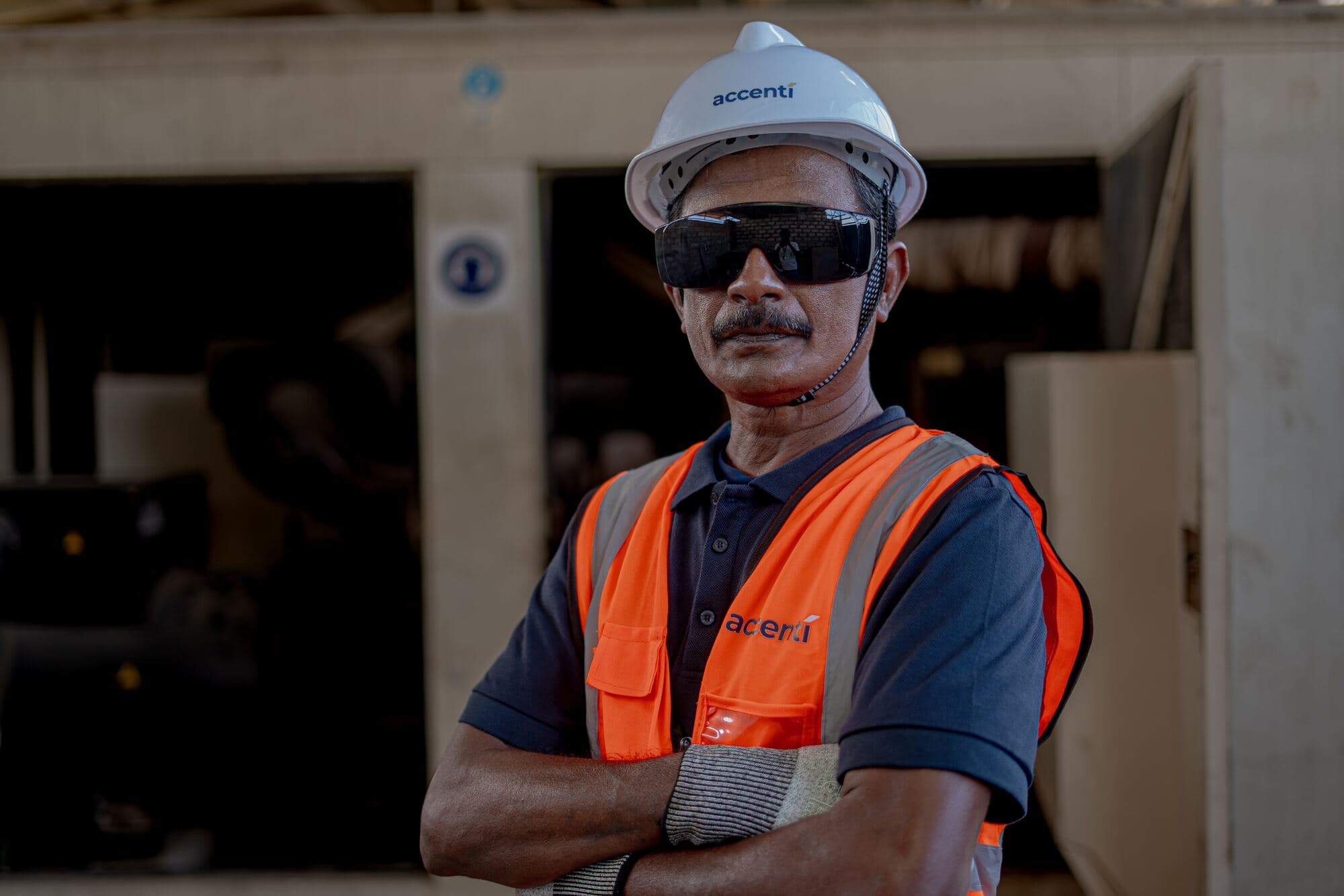 Accenti supervisor in PPE in the workshop