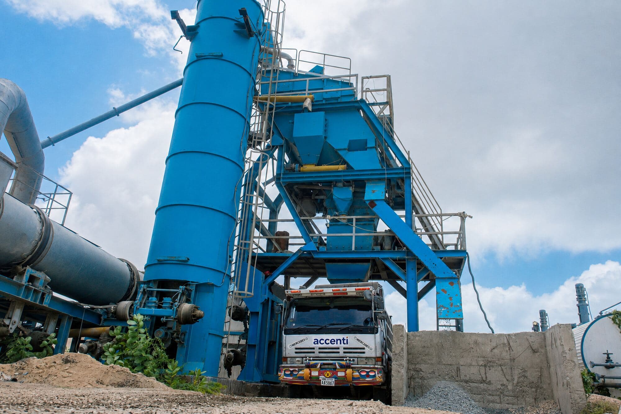 Accenti concrete batching plant with a mixer truck loading