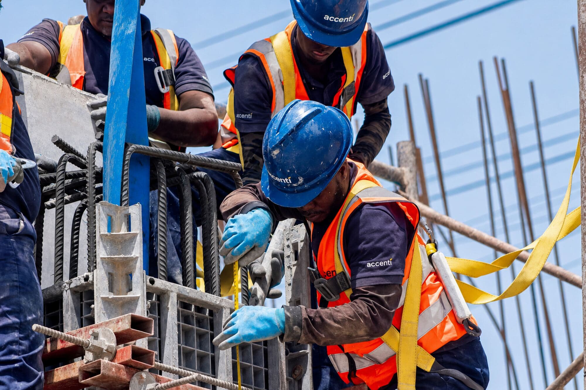 Accenti crew fixing rebar for a reinforced concrete column