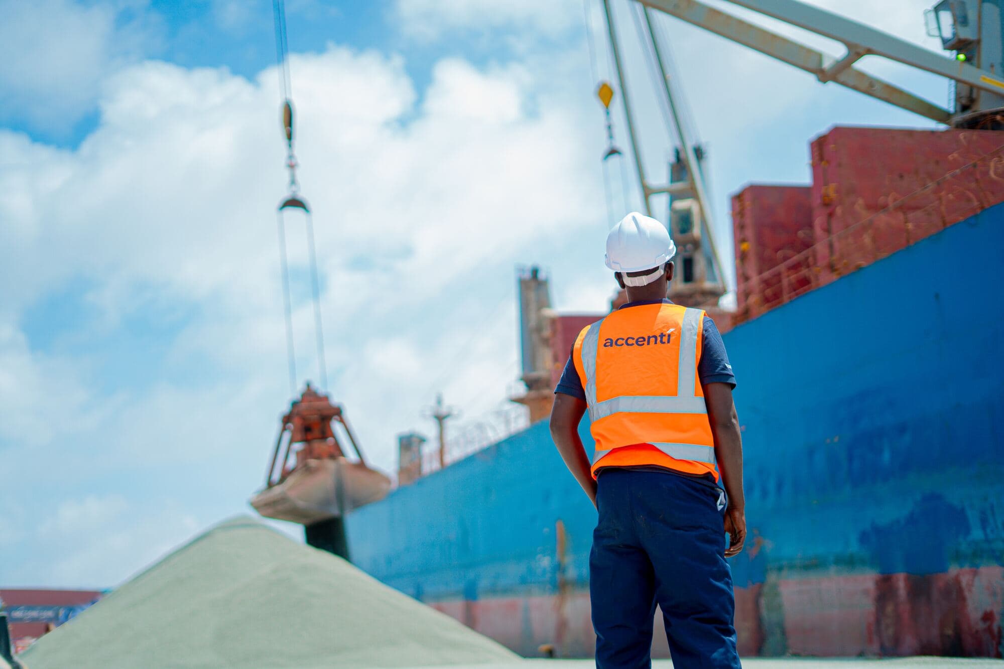 Bulk cargo being discharged from a vessel under Accenti supervision